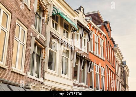 Fila di antiche case nel centro della città olandese di Leiden, Paesi Bassi Foto Stock