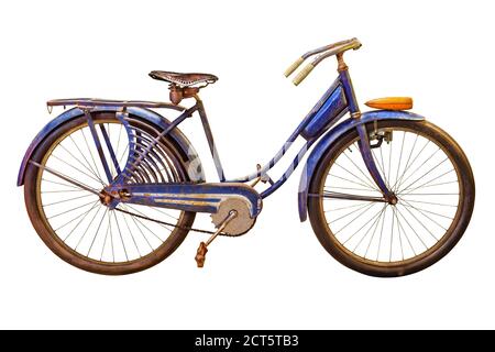 Bicicletta da spiaggia blu arrugginita d'epoca isolata su un bianco sfondo Foto Stock