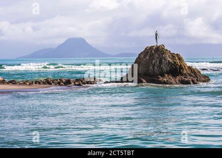 'La Signora sulla roccia' ricordando le donne Maori di Mataatua, Whakatane Bay, Bay of Plenty, North Island, Nuova Zelanda Foto Stock