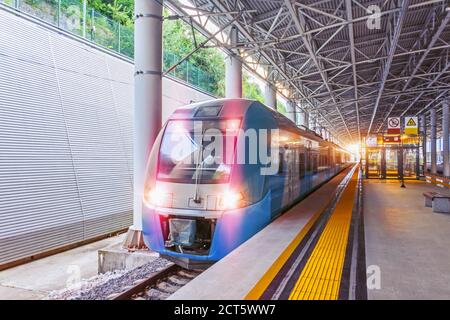 Treno veloce suburbano in attesa di passeggeri la stazione, piattaforma vuota Foto Stock