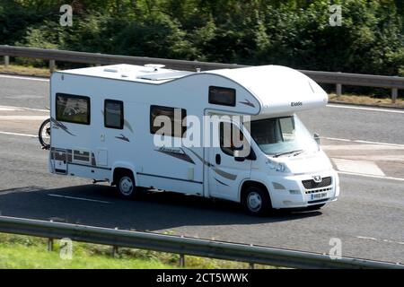 Un motorhome Eldddis sull'autostrada M40, Warwickshire, Regno Unito Foto Stock