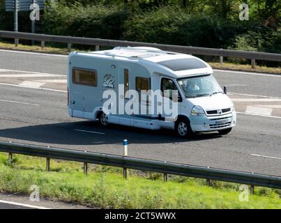 Un motorhome Knaus sull'autostrada M40, Warwickshire, Regno Unito Foto Stock