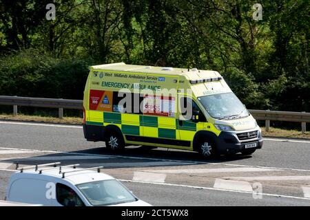 Un'ambulanza delle West Midlands che lascia l'autostrada M40 all'incrocio 15, Warwick, Regno Unito Foto Stock