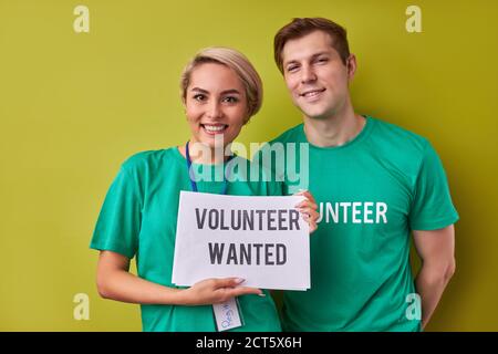 team di donatori caucasici hanno bisogno di persone impegnate nel volontariato, sono entusiasti della carità, aiutare le persone Foto Stock