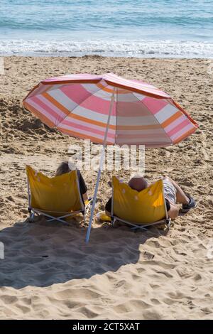 Bournemouth, Dorset UK. 21 settembre 2020. Tempo nel Regno Unito: Bella giornata calda e soleggiata alle spiagge di Bournemouth, mentre gli amanti del sole si dirigano verso il mare per godersi il sole. Credit: Carolyn Jenkins/Alamy Live News Foto Stock