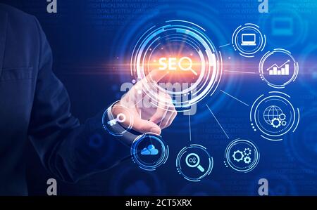 Uomo d'affari premendo tasto con parola Seo su sfondo blu, ritagliato Foto Stock
