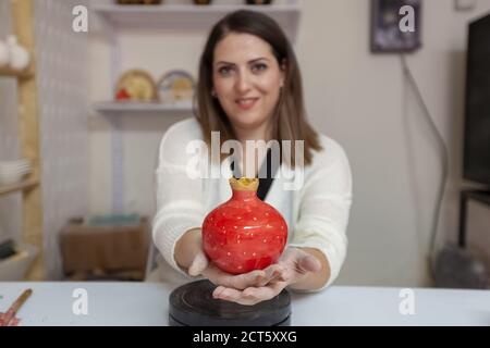 Betlemme, città della Cisgiordania di Betlemme. 21 Settembre 2020. L'artista palestinese Dalia Murra, 27 anni, mostra un'opera d'arte in ceramica fatta a mano presso la sua bottega nella città di Betlemme in Cisgiordania, 21 settembre 2020. Credit: Luay Sababa/Xinhua/Alamy Live News Foto Stock