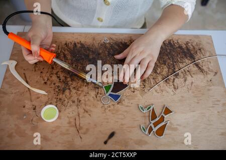 Betlemme, città della Cisgiordania di Betlemme. 21 Settembre 2020. L'artista palestinese Dalia Murra, 27 anni, lavora su opere d'arte in vetro colorato presso il suo laboratorio nella città di Betlemme, West Bank, 21 settembre 2020. Credit: Luay Sababa/Xinhua/Alamy Live News Foto Stock