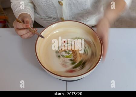 Betlemme, città della Cisgiordania di Betlemme. 21 Settembre 2020. L'artista palestinese Dalia Murra, 27 anni, realizza un'opera d'arte in ceramica fatta a mano presso la sua bottega nella città di Betlemme, nella Cisgiordania, 21 settembre 2020. Credit: Luay Sababa/Xinhua/Alamy Live News Foto Stock