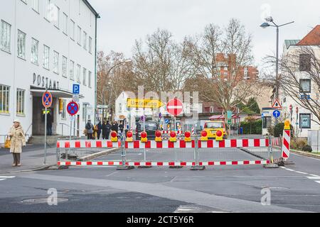 Bad Kissingen/Germany-31/12/18: Segnale di deviazione su una strada chiusa per la ricostruzione. La deviazione è un percorso che porta il traffico intorno a un'area di divieto Foto Stock