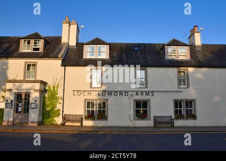 Esterno dell'hotel Loch Lomond Arms, pub e ristorante a Luss, Scozia, Regno Unito Foto Stock