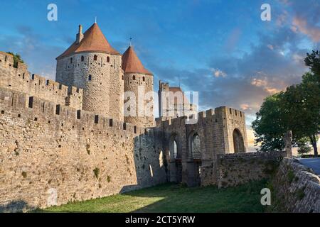 Carcassonne medievale fortificazioni porta storica e mura di battaglia, Carcassonne Francia Foto Stock