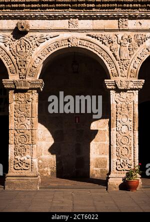 Arequipa Chiesa arco in pietra, Iglesia de la Compania de Jesus, Arequipa, Perù, Sud America Foto Stock