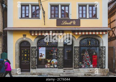 Rothenburg/Germany-1/1/19: Lindt store, decorato con colori vivaci per il Natale, in via Untere Schmiedgasse a Rothenburg ob der Tauber, un noto dest Foto Stock