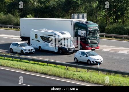 Un motorhome Swift sull'autostrada M40, Warwickshire, Regno Unito Foto Stock