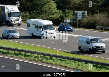 Un motorhome Compass sull'autostrada M40, Warwickshire, Regno Unito Foto Stock