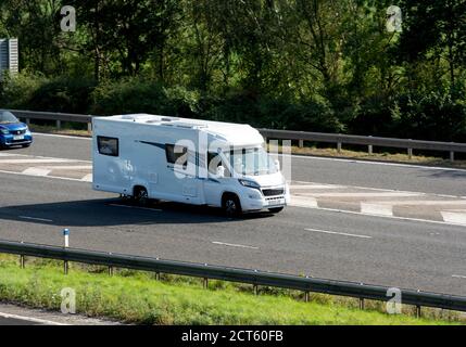 Un motorhome Compass sull'autostrada M40, Warwickshire, Regno Unito Foto Stock