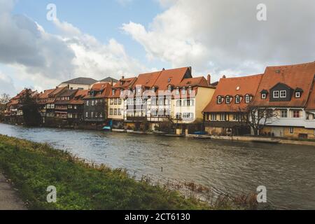 Bamberga/Germania-2/1/19: Vista sulla riva del fiume Regnitz nel centro storico di Bamberga, una città dell'alta Franconia. Una gran parte della città è stato Foto Stock