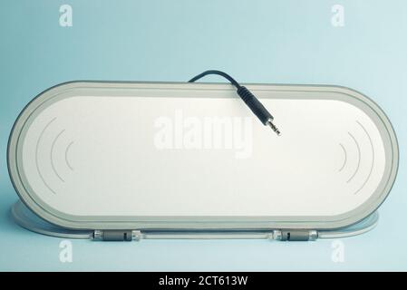Altoparlante audio a schermo piatto con mini jack maschio su ciano sfondo Foto Stock
