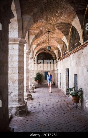 Donna visita al monastero di Santa Catalina (Convento de Santa Catalina), Arequipa, Perù, Sud America Foto Stock