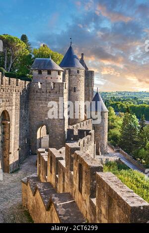 Carcasonne fortificazioni storiche medievali e mura di battaglia, Carcasonne Francia Foto Stock