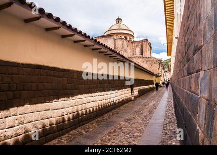 Pietre e muri inca su una strada di Cusco (aka Cuzco, Quscsu e Quosco), Cusco Regione, Perù, Sud America Foto Stock