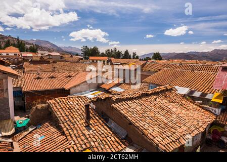 Tetti di tegole rosse di Cusco (aka Cuzco, Quscsu e Quosco), Cusco Regione, Perù, Sud America Foto Stock