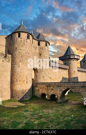 Carcassonne fortificazioni storiche medievali e mura di battaglia del castello di Carcassonne, CarcassonneFrance Foto Stock