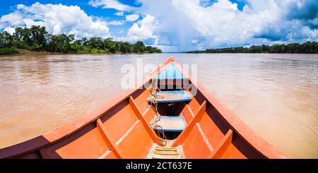 Gita in barca sul fiume, Riserva Nazionale di Tambopata, zona della giungla Amazzonica di Puerto Maldonado del Perù, Sud America Foto Stock