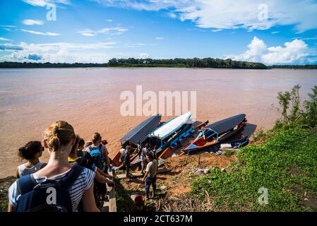 Gita in barca sul fiume, Riserva Nazionale di Tambopata, Provincia di Tambopata, giungla Amazzonica del Perù, Sud America Foto Stock