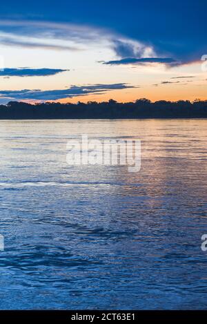 Tramonto sul fiume nella giungla amazzonica del Perù, Tambopata National Reserve, Perù, Sud America Foto Stock