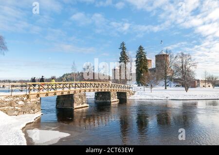 Il castello medievale di Olavinlinna (Olofsborg) in una giornata di sole invernale. Un castello a tre torri del XV secolo situato a Savonlinna, in Finlandia Foto Stock