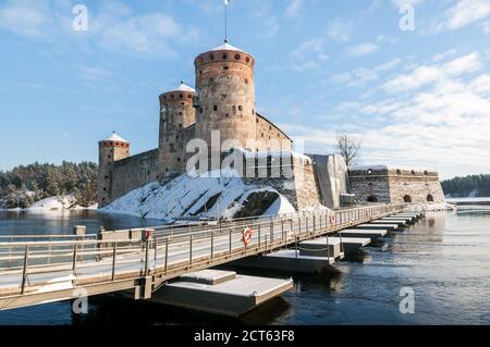 Il castello medievale di Olavinlinna (Olofsborg) in una giornata di sole invernale. Un castello a tre torri del XV secolo situato a Savonlinna, in Finlandia Foto Stock