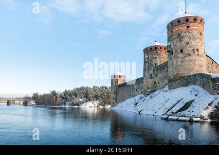 Il castello medievale di Olavinlinna (Olofsborg) in una giornata di sole invernale. Un castello a tre torri del XV secolo situato a Savonlinna, in Finlandia Foto Stock