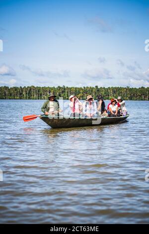 Gita in canoa sul lago Sandoval, la riserva nazionale di Tambopata, la giungla amazzonica del Perù, Sud America Foto Stock