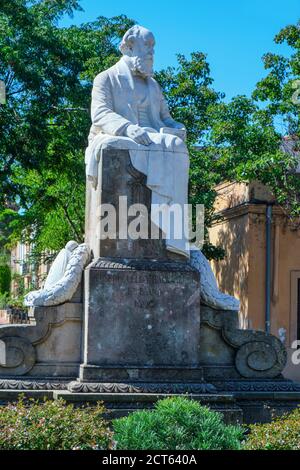 Particolare del monumento a Eusebi Guell in piazza Juan Guell, nel quartiere Colonia Guell di Santa Coloma de Cervello, Spagna Foto Stock