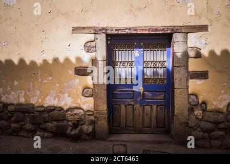 Vecchia porta blu a Cusco (aka Cuzco, Quscsu e Quosco), Cusco Regione, Perù, Sud America Foto Stock