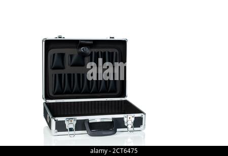 Toolbox aperto isolato su sfondo bianco. Svuotare la cassetta degli attrezzi con la maniglia. Valigia in alluminio argento e plastica nera. Custodia moderna per toolkit. Foto Stock