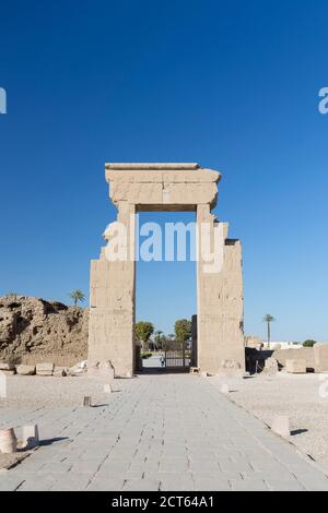 La porta del tempio di Hathor, Dendara, Egitto Foto Stock