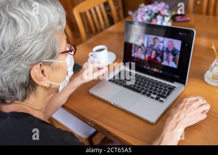 Antalya, TURCHIA - 21 settembre 2020. Vecchia donna che ha Zoom Meeting videoconferenza chiamata con la sua famiglia via computer. Soggiorno a casa Zoom meeting co Foto Stock