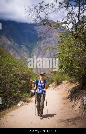 Inca Trail, escursionista il giorno 1 del trekking, Cusco Regione, Perù, Sud America Foto Stock