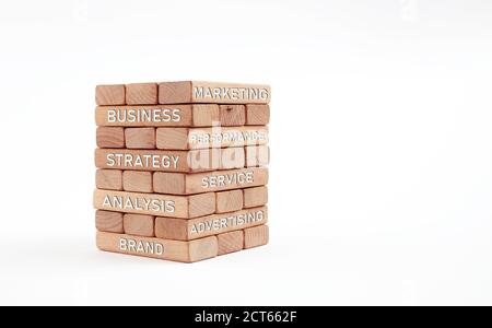 Concetti di base di strategia aziendale o parole scritte su blocchi di legno impilati. Foto Stock