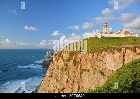 capo Cabo da Roca e faro in Portogallo, il punto più occidentale dell'Europa continentale alla luce del tramonto. Foto Stock