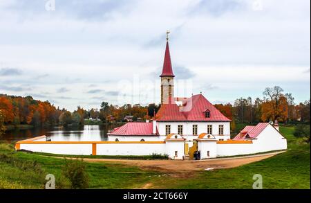 Palazzo del Priorato a Gatchina in autunno, regione di Leningrad, Russia. Foto Stock