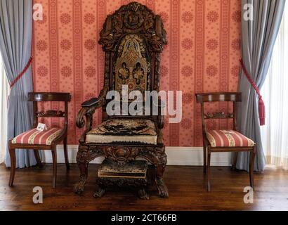 La sedia Daniel o’Connell ha usato nella sua casa ancestrale a Derrynane House, Caherdaniel, County Kerry, Irlanda. La sedia ha intagli di torre, wolfhound Foto Stock