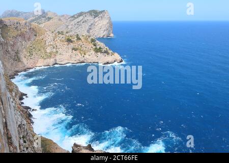 Cap de Formentor sull'isola di Maiorca, Spagna. Vista panoramica sul mare. Foto Stock