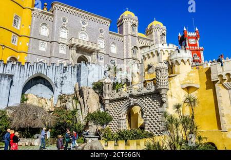 Il Palazzo pena, un castello romanticista a Sao Pedro de Penaferrim, nel comune di Sintra, sulla Riviera portoghese. Portogallo Foto Stock