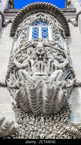 Il balcone del Palazzo pena. La rappresentazione di un tritone mitologico, che simboleggia l'allegoria della creazione del mondo. Sintra, Portogallo Foto Stock