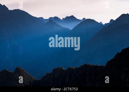 Andes montagna all'alba visto da Machu Picchu, Cusco Regione, Perù, Sud America Foto Stock