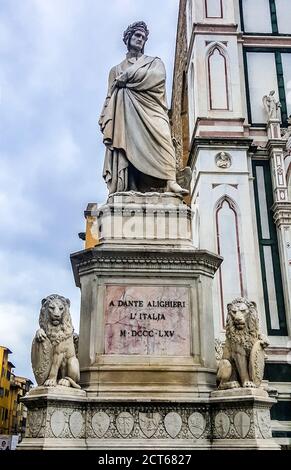 La Statua di Dante Alighieri si trova in Piazza Santa Croce, accanto alla Basilica di Santa Croce. Firenze, Italia Foto Stock